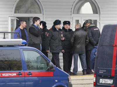 Polizisten vor der Moskauer Schule, in der zwei Menschen starben. Foto: Yuri Kochetkov Tatort in Moskau
