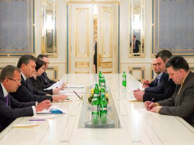 Klitschko (2.v.r.) über Janukowitsch (2.v.l.): «Es ist wirklich schwierig für mich, diesem Betrüger in den Verhandlungen gegenüber zu sitzen.» Foto: Sergej Dolzhenko/Archiv Krisentreffen