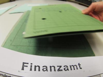 Die Zahl der Selbstanzeigen ist gestiegen. Foto: Armin Weigel/Symbol Finanzamt