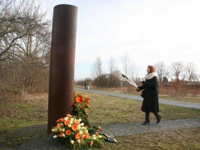 Die Mutter des letzten getöteten DDR-Flüchtlings Chris Gueffroy an der Gedenkstele für ihren Sohn. Foto: Stephanie Pilick Gedenkstele für Chris Gueffroy