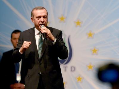Auf die stockenden EU-Beitrittsverhandlungen ging Erdogan nur am Rande ein. Foto: Rainer Jensen Erdogan im Tempodrom
