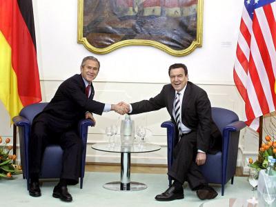 Dass der damalige Bundeskanzler Schröder (l) den Irak-Feldzug von US-Präsident Bush nicht unterstützen wollte, machte ihn offenbar verdächtig. Foto: Johannes Eisele/Archiv Bush und Schröder