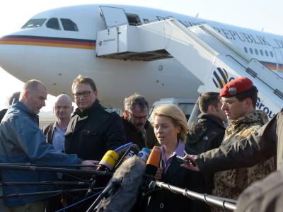 Unmittelbar nach dem Kabinettsbeschluss brach Verteidigungsministerin Ursula von der Leyen zu einer Afrikareise auf. Foto: Peter Steffen Von der Leyen fliegt nach Afrika
