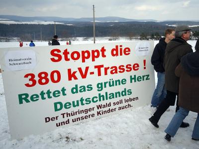 Stromtrassengegner aus Thüringen und Bayern protestieren gegen eine Starkstromleitung. Foto: Stefan Thomas/Archiv Proteste gegen Vattenfall-Stromtrasse