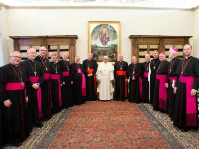 Papst Franziskus im Kreis österreichischer Bischöfe im Vatikan. Foto: Osservatore Romano Vatikan