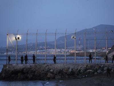 Spanische Polizisten in Ceuta: Bei einem Massenansturm afrikanischer Flüchtlinge auf die spanische Nordafrika-Exklave sind mehrere Menschen gestorben. Foto: epa/Reduan Spanische Nordafrika-Exklave Ceuta