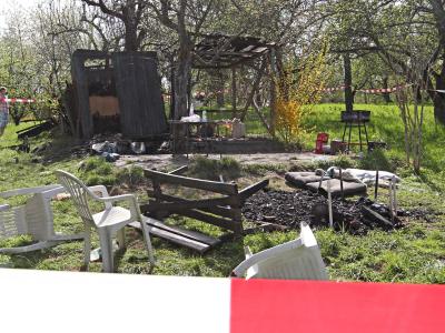 Abgebrannt: Gartenhütte bei Winterbach nach einem heftigen Streit zwischen einer Gruppe aus der rechten Szene und Migranten. Foto: Bernd Weissbrod/Archiv Abgebrannte Gartenhütte