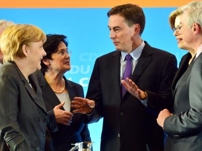 David McAllister umringt von Kanzlerin Merkel und Thüringens Ministerpräsidentin Christine Lieberknecht. Foto: Martin Schutt David McAllister
