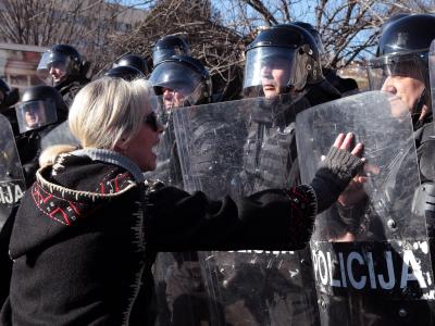 Eine Demonstrantin lässt sich in Sarajevo auch von aufmarschierten Spezialkräften der Polizei nicht einschüchtern. Foto: EPA Konfrontation