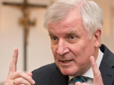 Der bayerische Ministerpräsident Horst Seehofer macht Stimmung gegen die Trassenführung. Foto: Peter Kneffel Seehofer