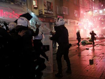 Wieder massive Polizeigewalt in Istanbul: Dieses Mal sorgt die Verschärfung des Internet-Gesetzes für Zusammenstöße. Foto: Tolga Bozoglu Polizeigewalt in Istanbul
