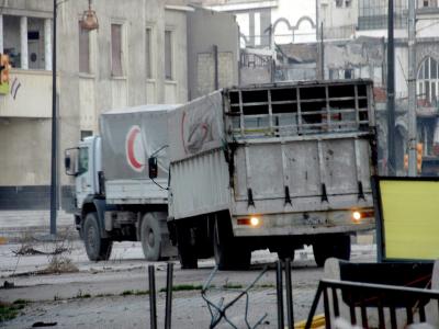 Lastwagen mit Lebensmitteln erreichen die Altstadt von Homs. Foto: epa Ersehnte Hilfe