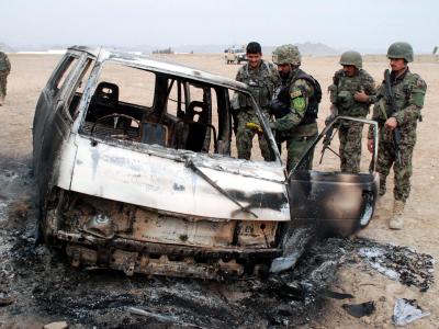Afghanische Soldaten inspizieren einen bei einem Selbstmordanschlag zerstörten Wagen. Foto: I. Sameem Selbstmordanschlag