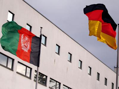 Die Flaggen Afghanistans und Deutschlands wehen im Wind. Foto: Oliver Berg Flaggen-Duo