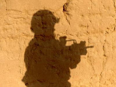 Der Schatten eines Bundeswehrsoldaten fällt während einer Patrouille in Afghanistan auf eine Lehmwand. Foto: Maurizio Gambarini Schatten