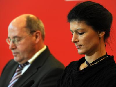 Gregor Gysi und Sahra Wagenknecht während einer Pressekonferenz in Berloin. Foto: Caroline Seidel / Archiv Gysi und Wagenknecht