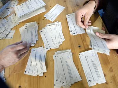 Stimmzettel werden ausgezählt. Foto: Walter Bieri Stimmzettel