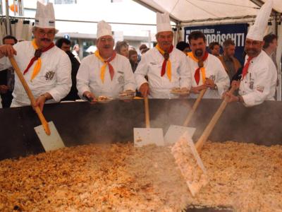 Hobbyköche bereiten ein riesiges Rösti zu. Foto: Peter Brenneken/Archiv Rösti