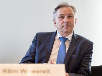 Die Affäre um den Steuerbetrug des Berliner Kulturstaatssekretärs Schmitz ist für die SPD erledigt. Regierungschef Wowereit sieht keinen Fehler bei sich. Foto: Florian Schuh Klaus Wowereit