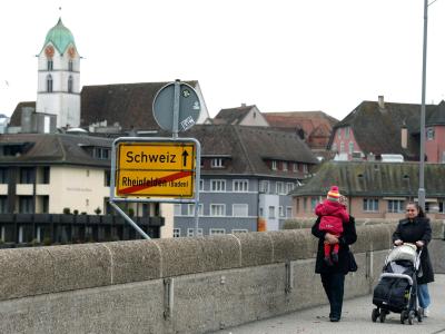 Ein Schild am Ortsende von Rheinfelden weist an der Rheinbrücke den Weg Richtung Schweiz. Foto: Patrick Seeger Schweiz begrenzt Zuwanderung