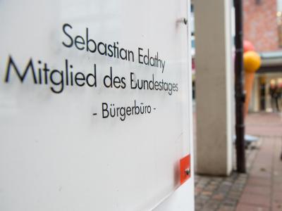 Das Bürgerbüro des ehemaligen Bundestagsabgeordneten Sebastian Edathy wurde durchsucht. Foto: Julian Stratenschulte Bürgerbüro von Edathy