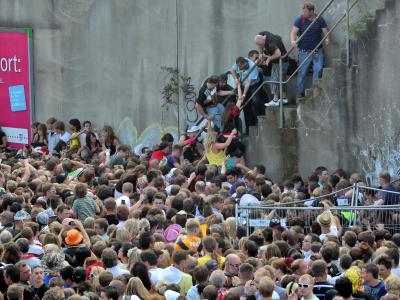 Kurz vor dem Unglück bei der Loveparade stehen Menschen dicht gedrängt an einem Tunnelausgang in Duisburg. Foto: Daniel Naupold/Archiv Loveparade Duisburg