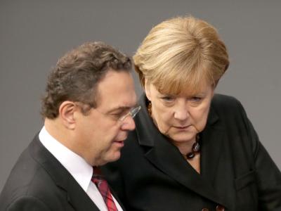 Bundeskanzlerin Angela Merkel im Gespräch mit Landwirtschaftsminister Hans-Peter Friedrich. Foto: Kay Nietfeld/Archiv Merkel und Friedrich