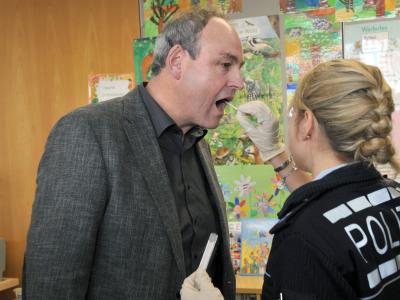In Neresheim entnimmt eine Polizistin bei Bürgermeister Gerd Dannenmann eine DNA-Probe. Foto: Stefan Puchner DNA-Massentest