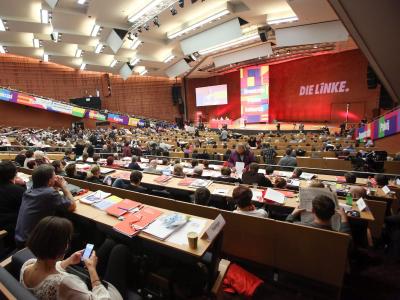Die große Mehrheit der Delegierten stimmte für den 36-seitigen Text «Europa geht anders. Sozial, friedlich, demokratisch». Foto: Bodo Marks Bundesparteitag Die Linke