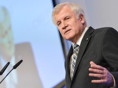 CSU-Chef Horst Seehofer wirft der SPD «Geschwätzigkeit» vor und fordert sie auf, «ihre Widersprüche aufzuklären». Foto: David Ebener CSU-Parteitag