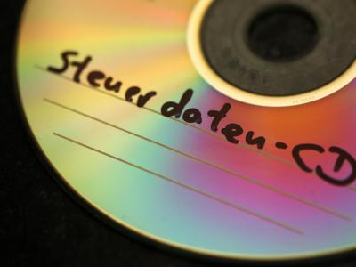 Nordrhein-Westfalen will solange CDs mit Daten von Steuerhinterziehern kaufen, bis es ein Steuerabkommen mit der Schweiz gibt. Foto: Fredrik von Erichsen/Archiv Steuerdaten-CD