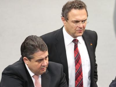Aus CSU-Sicht hat Hans-Peter Friedrich der SPD-Spitze einen Gefallen getan, weil er deren Chef Sigmar Gabriel informierte. Foto: Michael Kappeler/Archiv Friedrich und Gabriel
