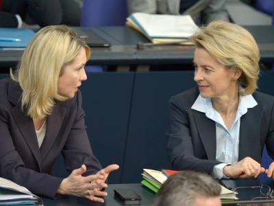 Bundesverteidigungsministerin Ursula von der Leyen (r.) und Bundesfamilienministerin Manuela Schwesig nutzen ihre Büros für Übernachtungen. Foto: Rainer Jensen /dpa Ministerinnen