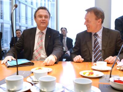 Der damalige Geschäftsführer der SPD-Bundestagsfraktion, Thomas Oppermann (r.), und der damals amtierende Bundesinnenminister Hans-Peter Friedrich (CSU) bei den den Koalitionsverhandlungen. Foto: Rainer Jensen/Archiv Friedrich und Oppermann