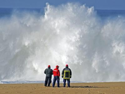 Feuerwehrleute beobachten im Dezember die Suche nach den ins Meer gerissenen Studenten. Foto: Rui Minderico Meco