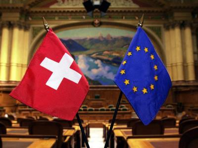 Es wird ernst für die Schweiz: Nach dem Volksentscheid zur Begrenzung der Zuwanderung zieht die EU erste Konsequenzen. Foto: Michael Stahl/Archiv Flaggen