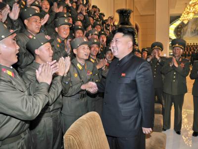 Diktator Kim Jong Un begrüßt eine Gruppe Soldaten in Pjöngjang: Die UN werfen dem nordkoreanischen Regime Verbrechen gegen die Menschlichkeit vor. Foto: epa/KCNA Kim Jong Un in Pjöngjang
