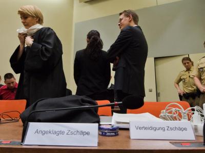 Die Angeklagte Beate Zschäpe (2.v.l.) steht im Gerichtssaal in München zwischen ihren Anwälten. Foto: Peter Kneffel NSU Prozess