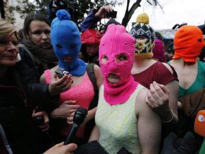 Am Rande der Olympischen Winterspiele in Sotschi hat die Polizei die Aktivistinnen der Punkband Pussy Riot kurzzeitig festgenommen. Foto: Anatoly Maltsev Pussy Riot in Sotschi