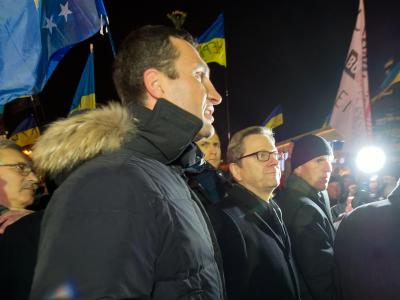Anfang Dezember führte Wladimir Klitschko den amtierenden Bundesaußenminister Guido Westerwelle über den Maidan. Foto: Tim Brakemeier/Archiv Klitschko und Westerwelle
