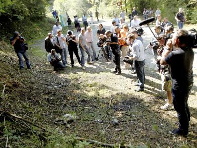 Nach dem Vierfachmord in den französischen Alpen machen Journalisten Fotos vom Tatort (Archivbild). Foto: Norbert Falco/Le Dauphine Tatort