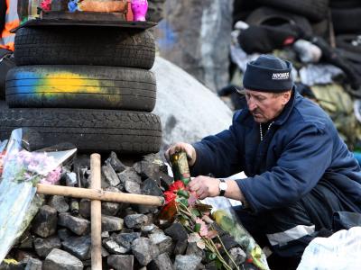 Trauer um die Todesopfer: Schrecken und Chaos herrschen in Kiew nach beispiellosen Straßenschlachten. Foto: Igor Kovalenko Trauer