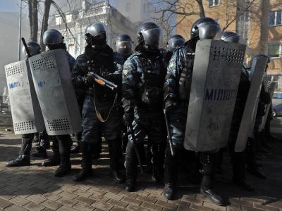 Bewaffnete Sicherheitskräfte in Kiew. Der ukrainische Präsident Janukowitsch kann beim gewaltsamen Vorgehen gegen seine Gegner auf Rückendeckung von Kremlchef Putin setzen. Moskau warnt vor einem Staatsstreich im einstigen Bruderland. Foto: Alexey Furman Sicherheitskräfte in Kiew