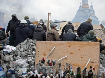 Gespannte Ruhe in Kiew. Demonstranten harren auf dem Unabhängigkeitsplatz in Kiew aus - hinter ihnen präparierte Molotowcocktails. Foto: Igor Kovalenko Gespannte Ruhe