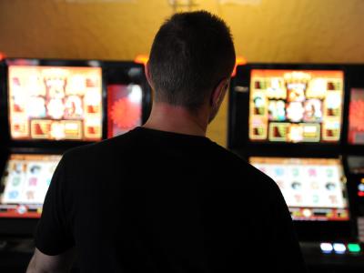 Die Bundeszentrale für gesundheitliche Aufklärung gibt die aktuellen Zahlen zum Glücksspiel bekannt. Foto: Carsten Rehder Glücksspielautomaten