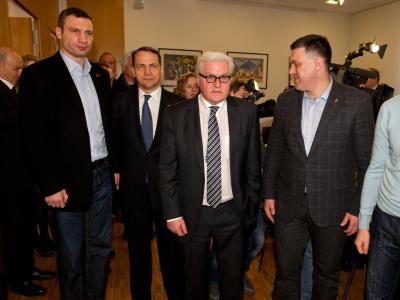 Bundesaußenminister Steinmeier (M) und sein Amtskollege aus Polen, Sikorski (2.v.l), sprechen in Kiew mit Vertretern der Opposition. Foto: Tim Brakemeier Steinmeier in Kiew