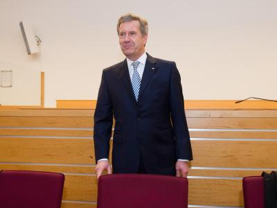 Ex-Bundespräsident Christian Wulff steht im Landgericht in Hannover: Er muss sich wegen Vorteilsannahme verantworten. Foto: Julian Stratenschulte Wulff-Prozess