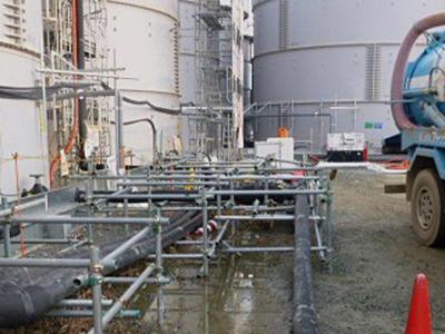 Atomruine Fukushima: An den Speichertanks, in denen jenes verseuchte Wasser gelagert wird, werden immer wieder undichte Stellen entdeckt. Foto: EPA/TEPCO Atomruine Fukushima
