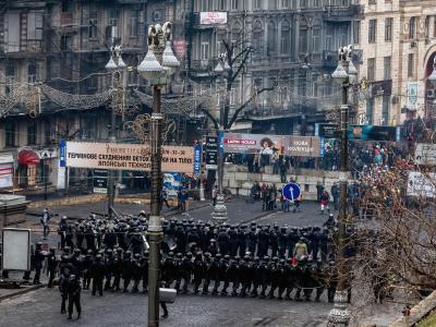 Polizeikette in der Nähe des Regierungssitzes in Kiew. Foto: Yevgeny Maloletka Polizeikette