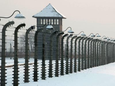 Die Polizei hat drei mutmaßliche ehemalige SS-Wachmänner des Vernichtungslagers Auschwitz verhaftet. Foto: Leszek Szymanski/Archiv KZ Auschwitz-Birkenau